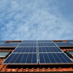 Comment brancher un panneau solaire à installation électrique soi-même ?
